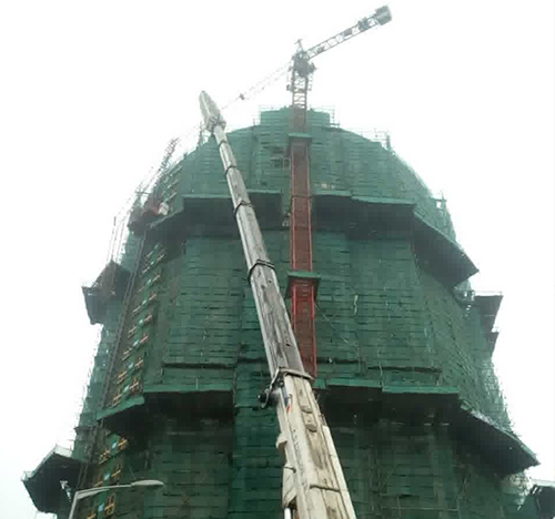 鄂托克旗吊车在工地上作业